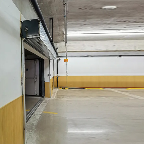 車(chē)位旁邊防火卷簾門(mén).jpg
